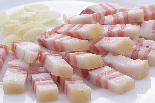 Вот что происходит с организмом, когда ты ешь сало. Не упади со стула!