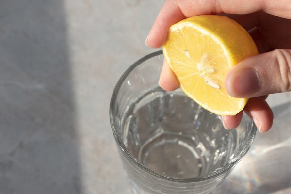 Специалист по питанию забрал стакан, запретил пить воду с лимоном и устроил настоящий скандал