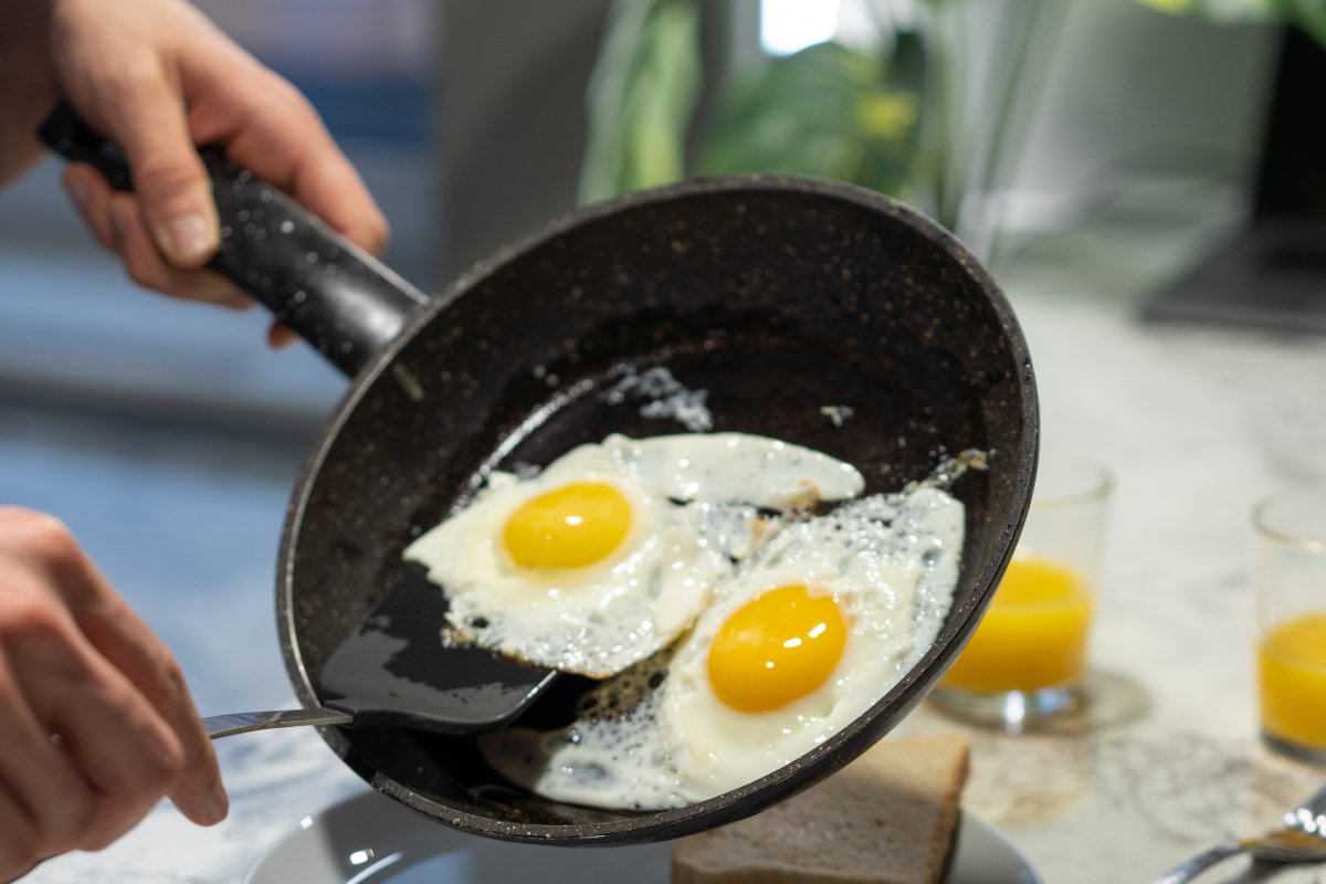 Брожу по рынку в поисках яиц домашних кур, супруг съедает 4 яйца в день минимум