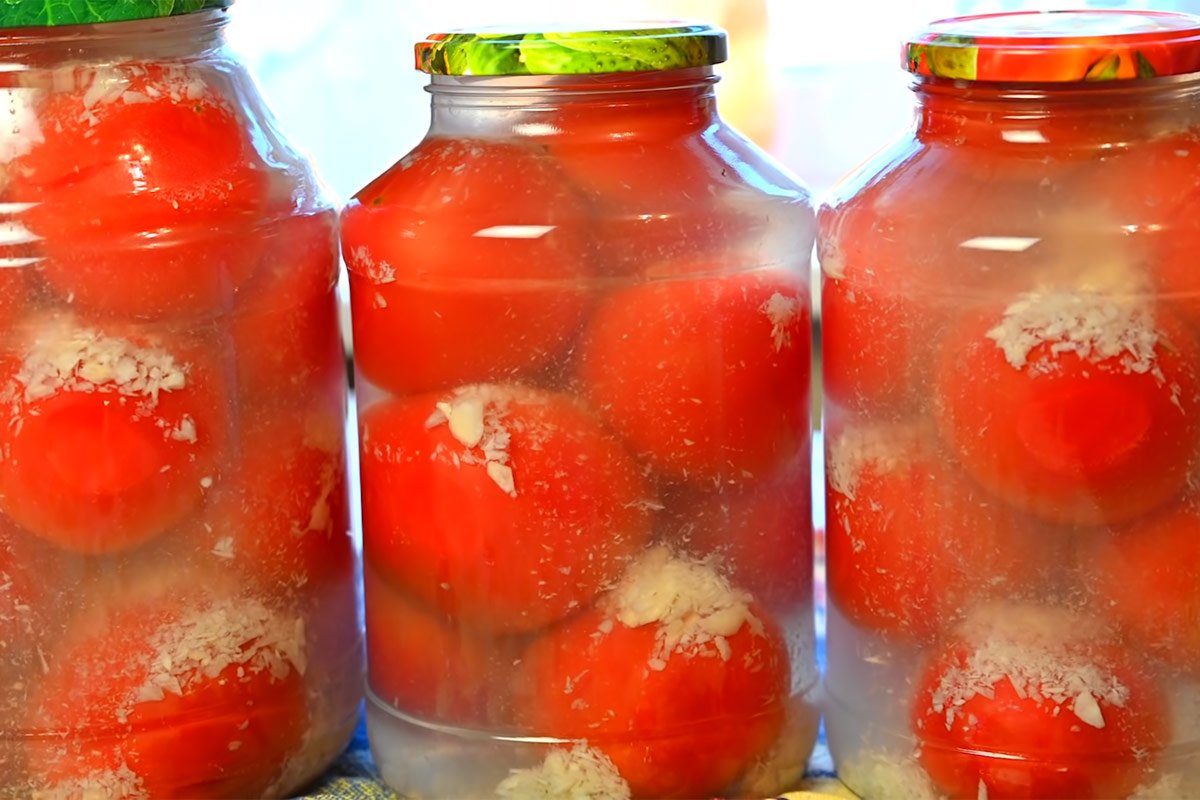 Свекровь закрывает помидоры по-фински на зиму, гости выпивают маринад до капли