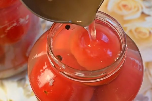 Свекровь закрывает помидоры по-фински на зиму, гости выпивают маринад до капли