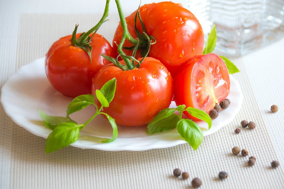 помидоры с луком и чесноком