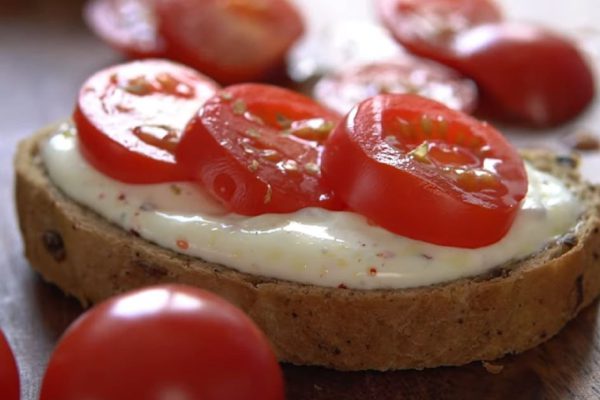 Минутная закуска из взбитого сыра фета, что спасет хозяйку от голодных гостей