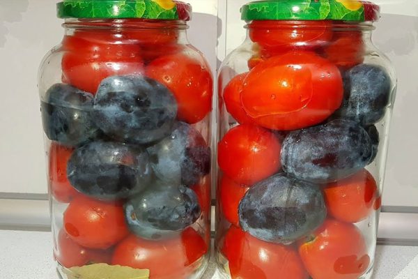 Рецепт помидоров со сливами в загадочном маринаде