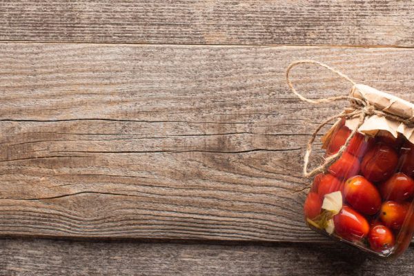 Жена любовника закатывает помидоры правильно, старательная огородница