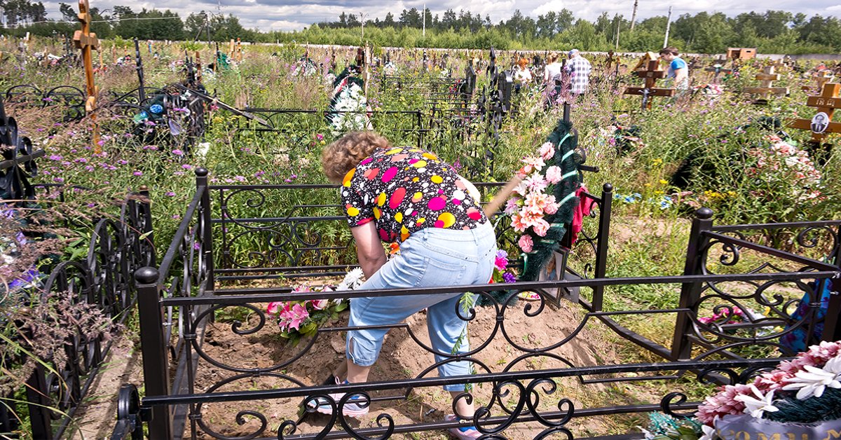 Ходить на кладбище в день. Окультуривание могилы на кладбище. Люди идут с кладбища. Могилы на кладбище обычных людей.