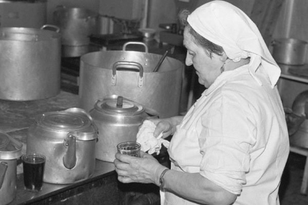 Дети смеялись над бабушкой Зиной, которая забирала нетронутую еду из столовой домой, но на то была веская причина