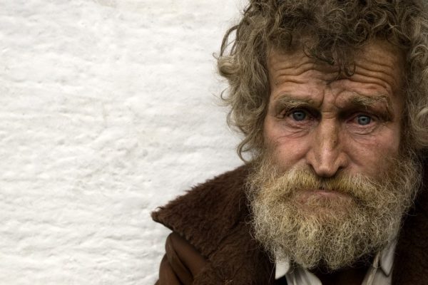 Ольга не смогла пройти мимо продрогшего бездомного и пригласила его погреться, она даже не представляла, чем это обернется