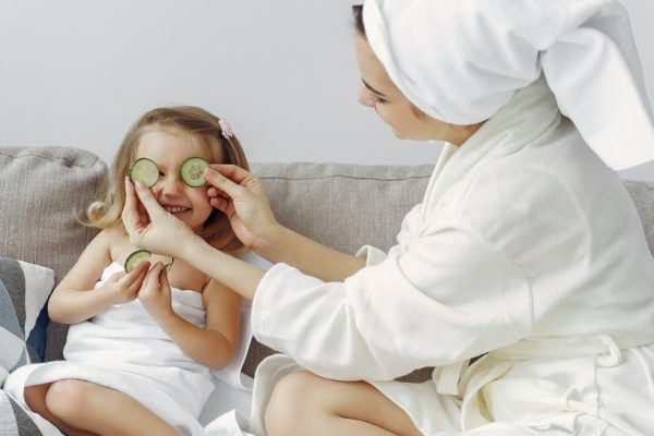 Чтобы помочь ребенку снять нервное напряжение, родитель сначала должен позаботиться о себе