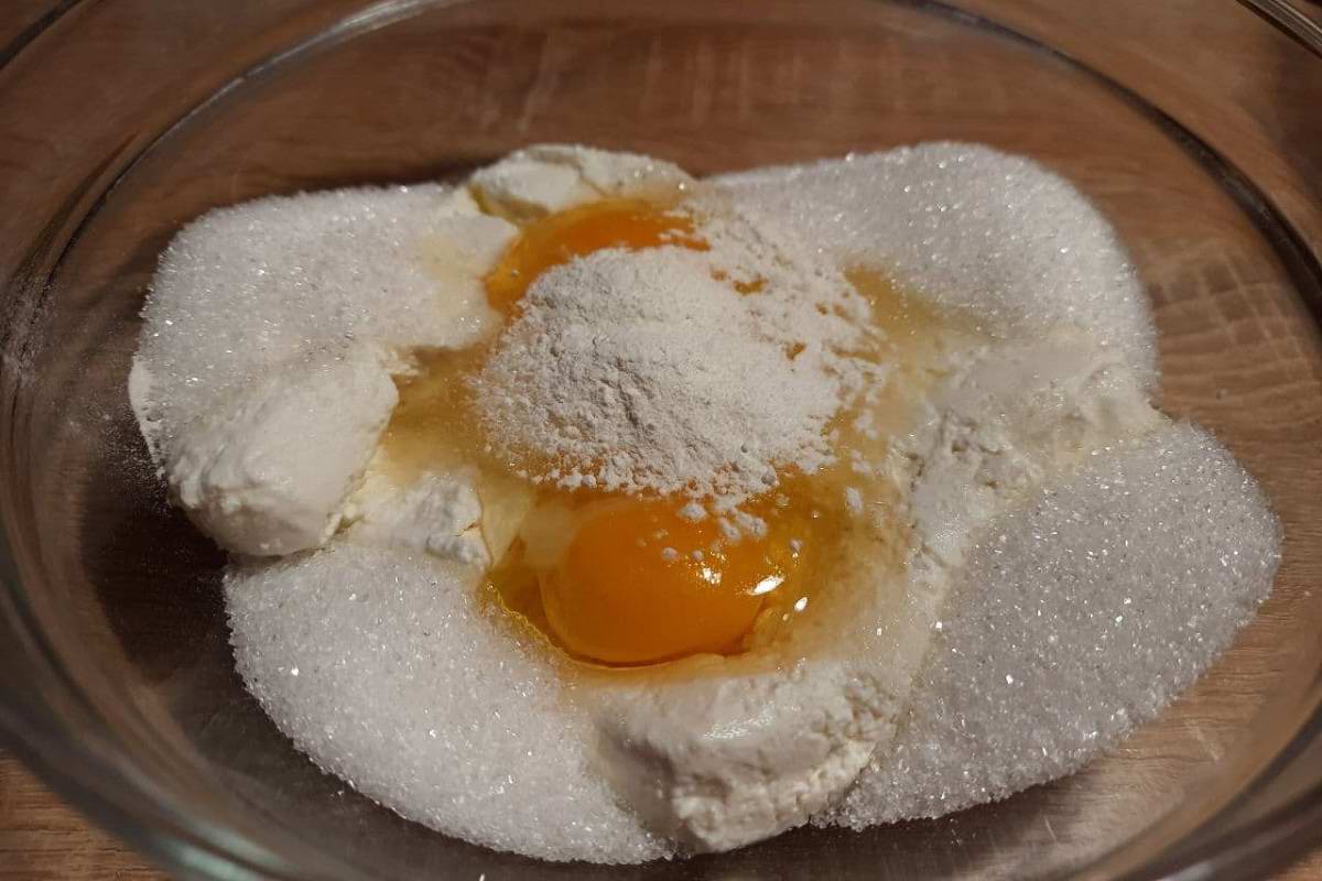 Творог с яйцом и сахаром. Творог с яйцом. Пончики в мультиварке. Как сделать пончики с яйцом и луком в кипящем растительном масле. Что можно приготовить с творогом с яйцами с сахаром.