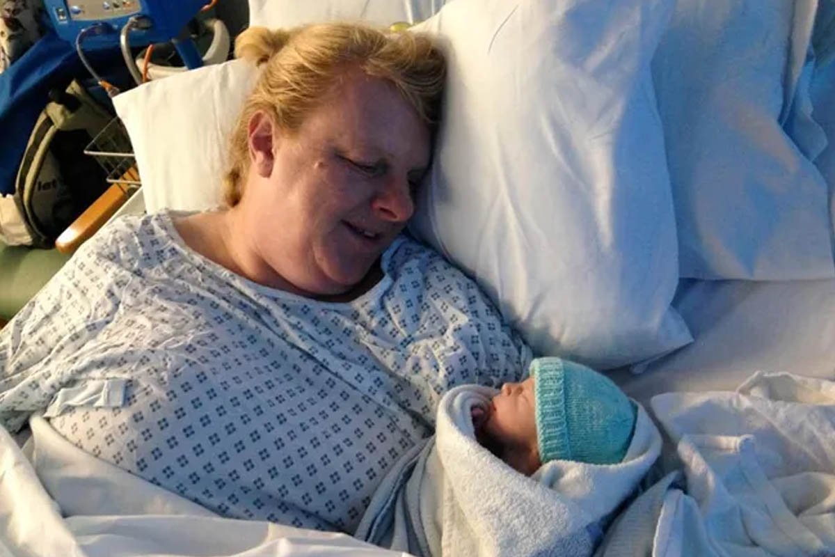 48-летняя женщина впервые испытала радость материнства после 18 неудачных попыток ЭКО
