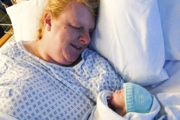 48-летняя женщина впервые испытала радость материнства после 18 неудачных попыток ЭКО