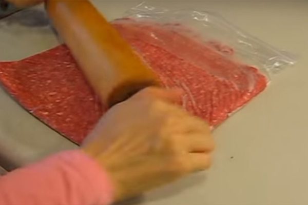 Она положила фарш в пакет и раскатала его. Теперь я буду делать так всегда!