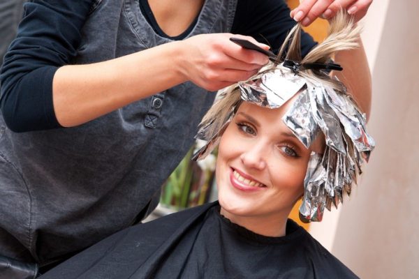 Какой краситель хуже всего действует на волосы, превращая их в мочалку