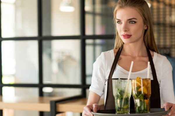 Почему стоит вежливо поздороваться с официантом