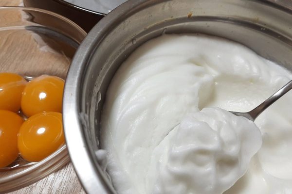 Бабушкин рецепт «Крестьянской шарлотки» передала мне мама, секрет пышности в том, чтобы провернуть трюк с белками