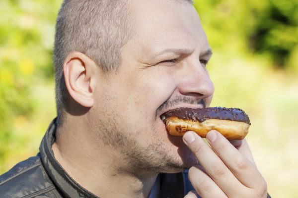 Грустный мужчина сидел на лавочке у подъезда, грустно уплетая пирожок, дома скандалила жена, а к нему на всех парах мчалась теща