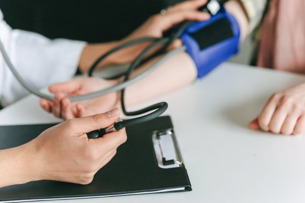 Градоначальник нарядился бездомным и пришел в поликлинику ранним утром, но толпа пенсионеров уже была там