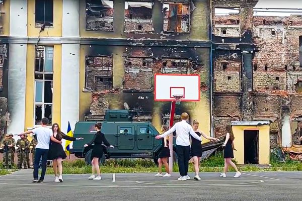 Последний вальс харьковских выпускников, сдержать слёзы невозможно