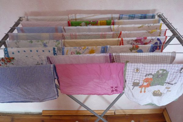 Почему нельзя сушить мокрые простыни в комнате