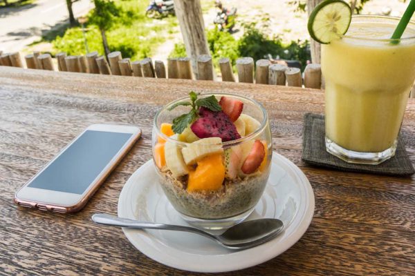 По какую сторону от тарелки нужно класть телефон в ресторане