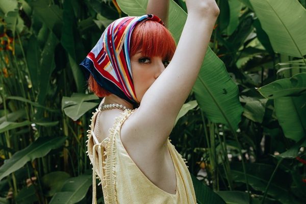 Мужчина принес из офиса благоухающий платок коллеги, жена уже собирает вещи, а он утверждает, что ни в чём не виноват