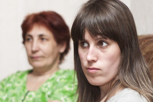 Поздняя дочь жалуется на свою судьбу, ведь слишком рано пришлось стать маминой помощницей