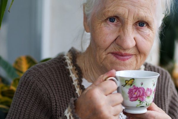 Нельзя воспитывать пожилых родителей, седовласый врач запретил рассказывать маме цены на продукты