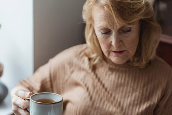 Случайно узнала, что сын обманывает невестку, пока она зарабатывает деньги ему на операцию, не знаю, как поступить