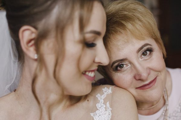 Отчего сын так стыдится своих родителей, что принимает решение не звать их на свадьбу