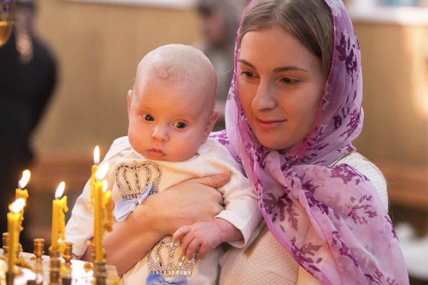 Стоит ли брать в церковь малышей, что шумят и отвлекают верующих от службы