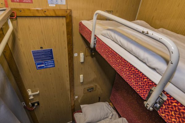 Можно ли мужчине спать в «одних боксерах», если в купе есть дамы