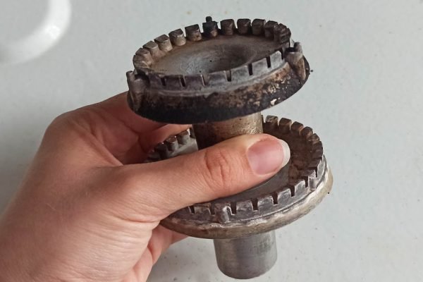 Щепетильная хозяйка показала способ, который поможет отчистить до блеска даже самые грязные конфорки