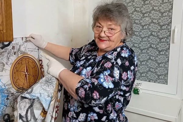 Для чего Ольга Папсуева наклеила шторы на стену и почему хочется последовать ее примеру