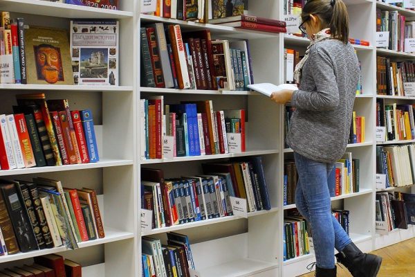 Молодой библиотекарше написала тетушка из США, девушка уже собралась лететь в гости за наследством, но судьба сыграла злую шутку с ней