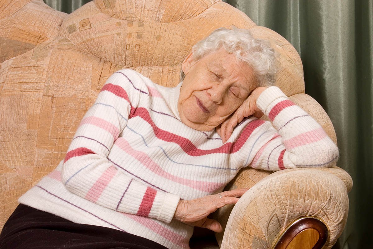Женщина пожилых лет в каком то спальном. Пенсионеры на диване. Старушка на диване. Сон пожилых.