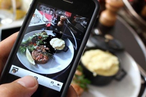 Как вести себя за столом без конфузов