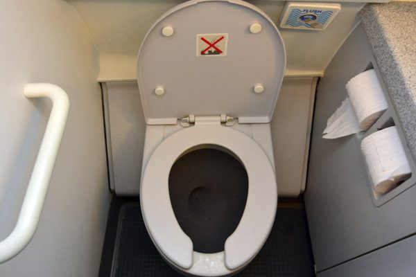 Летаю лет 20, в год по 10 рейсов бывает, расскажу, чего нельзя делать во время перелета