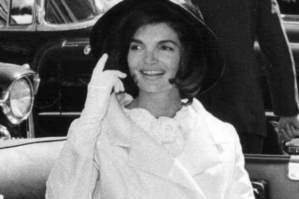 Твидовый костюм и яркая помада: безупречный стиль Жаклин Кеннеди и как его повторить