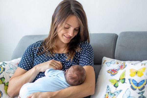 Как правильно кормить ребенка грудью