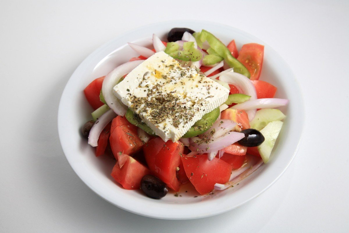 Почему хозяйки на Крите не мешают греческий салат, как нарезали, так и подают салат, греческий, масло, салате, готовят, кусок, Греции, оливки, просто, вилкой, такой, перец, всегда, ктото, Ктото, делать, греческом, легкостью, острове, оливковое