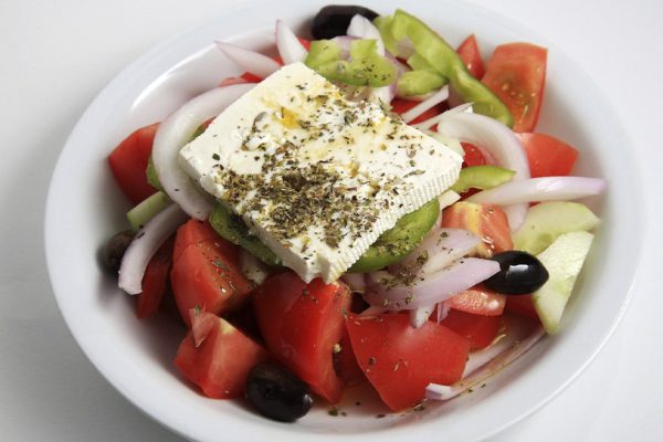 Почему хозяйки на Крите не мешают греческий салат, как нарезали, так и подают