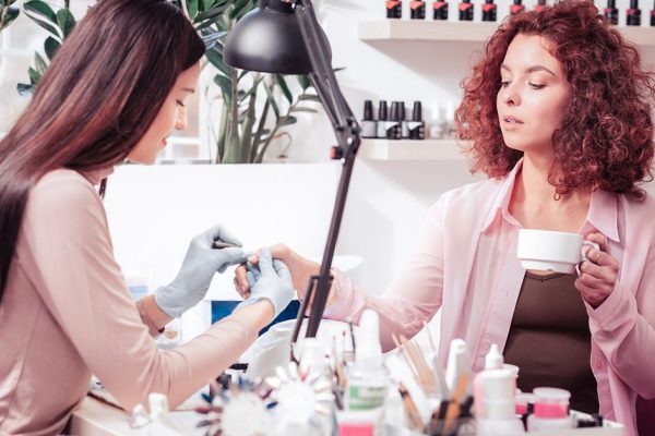 О чём вести беседу с мастером маникюра