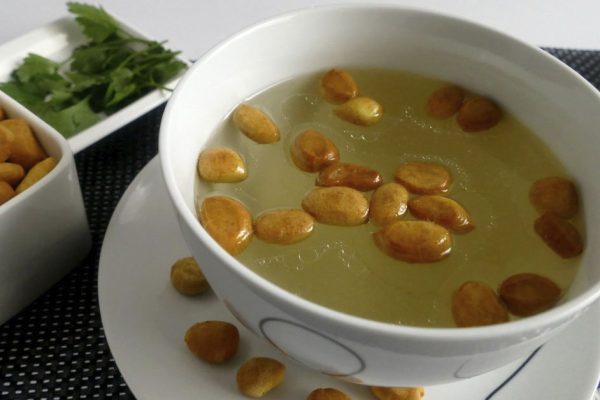 Когда кто-то расклеивался, тетя Това принималась готовить вкусный, согревающий и укрепляющий еврейский бульон, а к нему манделах