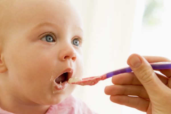 Когда можно и нужно вводить прикорм грудничку