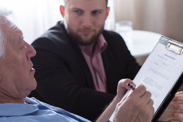 Когда Арсения не стало, супруга тут же позвонила юристу, чтобы получить право наследства на дом, но ее ждал неприятный сюрприз