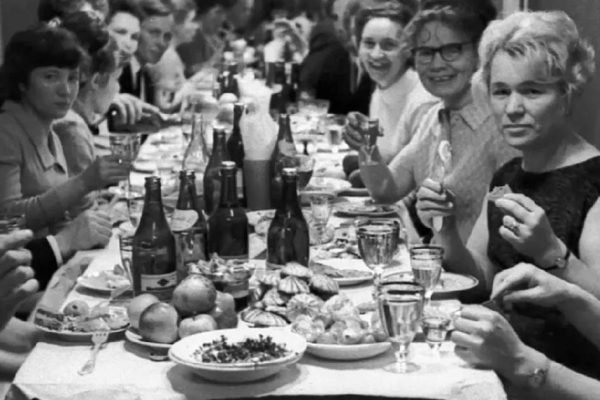 Почему-то считается, что в советское время люди не умели веселиться, но праздники мы всегда отмечали с размахом