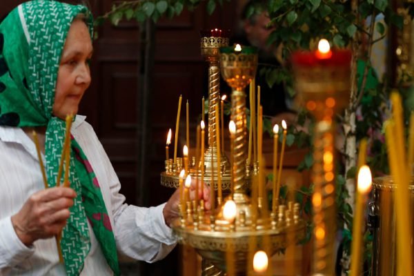 Планирую идти в храм на Троицу, выбираю самый нарядный платок и повторяю слова молитвы