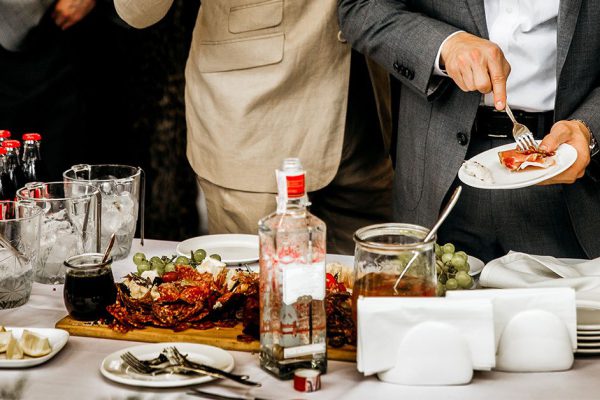 Что придумали хозяйки в США, чтобы не убирать за гостями в шуме застолья