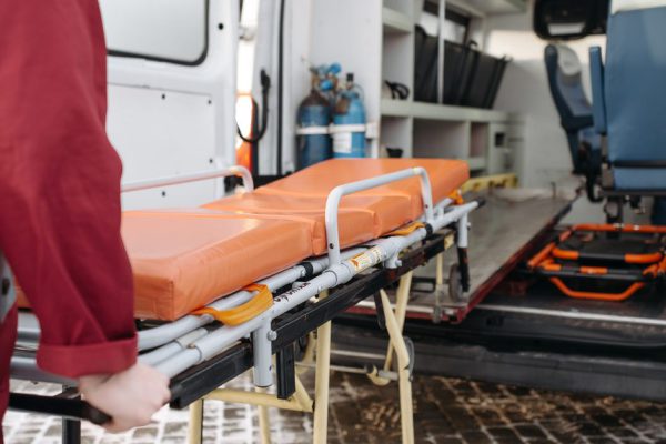 Работники скорой помощи возвращались после вызова, шел сильный снег, они еле заметили собаку, что сидела посреди дороги